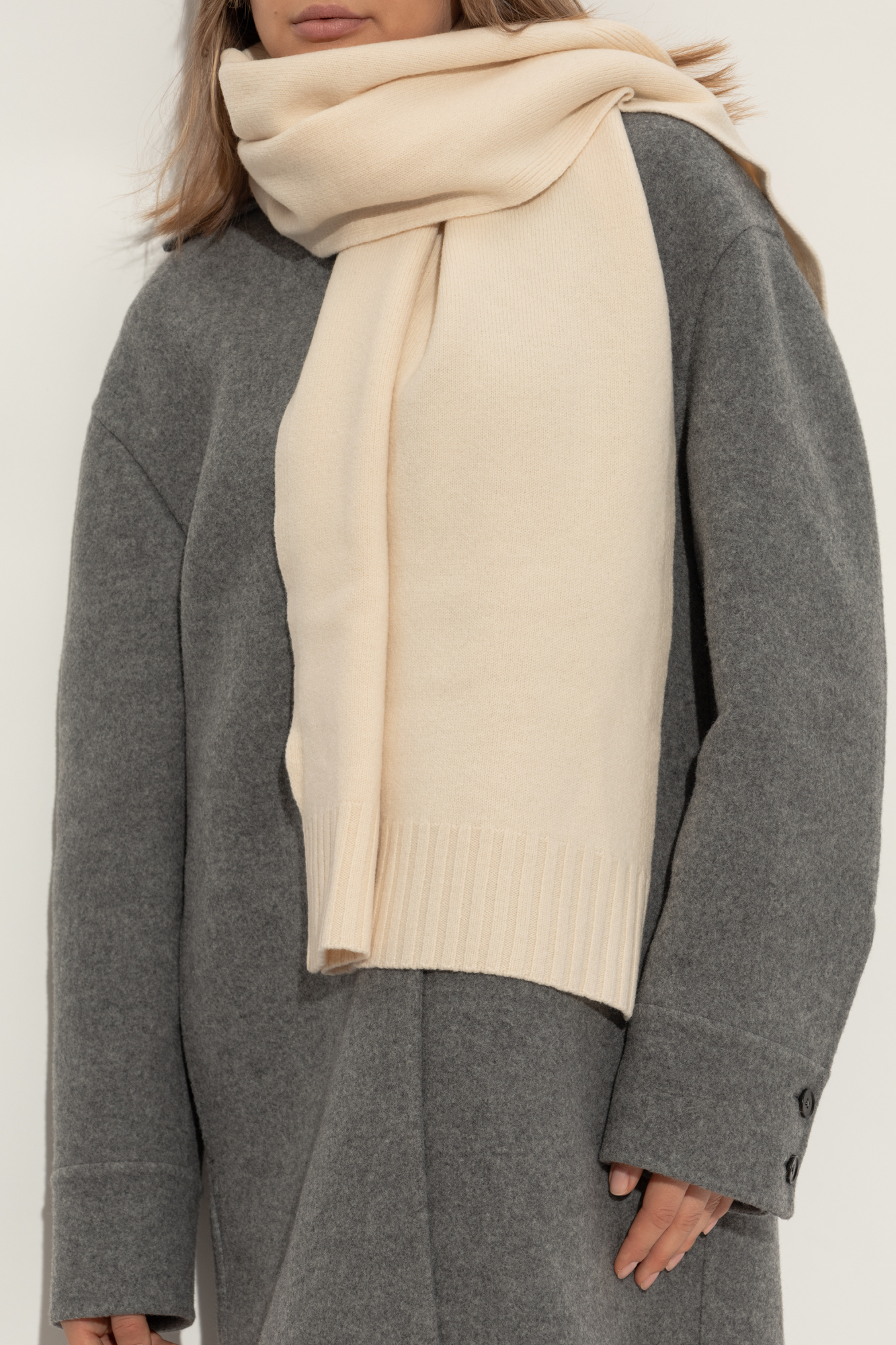 マフラー・ストール Jil Sander FW25 Cream wool scarf (J40TE0126J40020 261) ウールブレンド スカーフ ウィメンズ | Jil Sander 公式